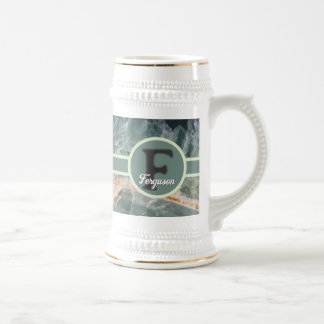 Elegantes Familiennamensmonogramm mit Edelstein-In Bierglas