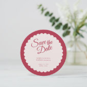 Elegantes, feines rosa Script-Scallop-Hochzeitsska Save The Date (Stehend Vorderseite)