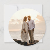 Elegantes, feines rosa Script-Scallop-Hochzeitsska Save The Date (Rückseite)