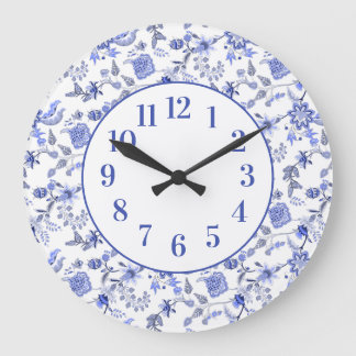 Elegantes, feminin-vintage, staubblaues Blumenmust Große Wanduhr
