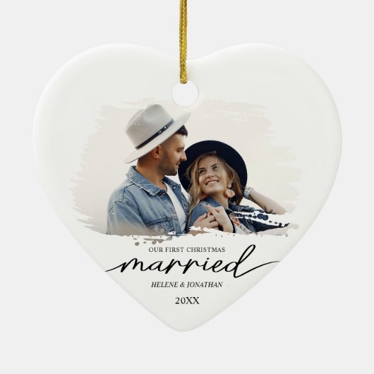 Elegantes First Christmas Verheiratet Couple Foto Keramik Ornament (Hinten)