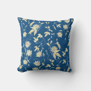 Elegantes Floral auf Classic Blue Kissen