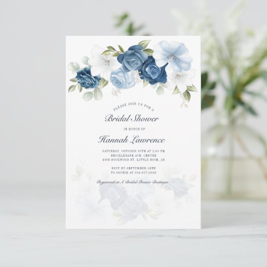 Elegantes floral Dusty Blue Brautparty Einladung (Stehend Vorderseite)