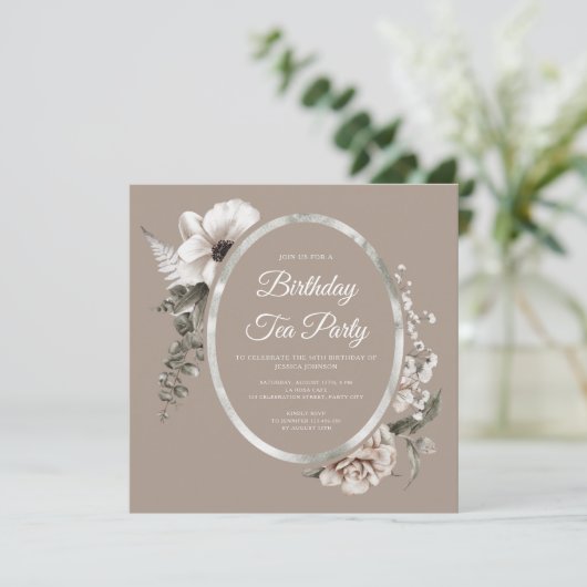 Elegantes Floral Taupe Birthday Tea Party Einladung (Stehend Vorderseite)