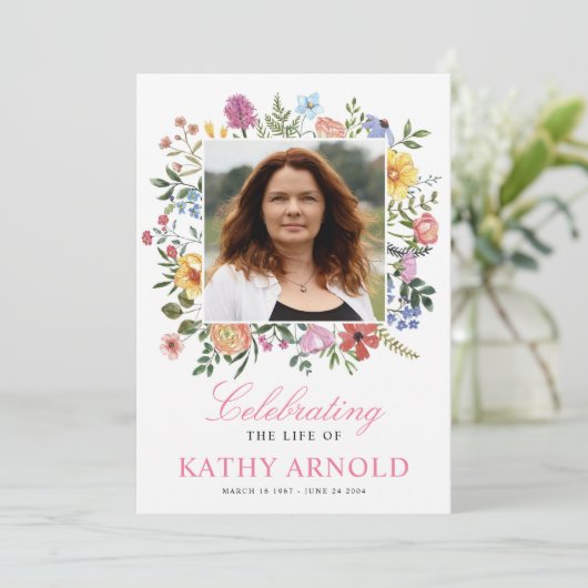 Elegantes florales Beerdigungsprogramm Einladung (Stehend Vorderseite)