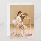 Elegantes, florales Rosa Foto Sweet 16 Einladung (Rückseite)