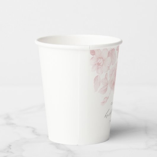 Elegantes, florales Script Rosa Brautparty Pappbecher (Rechts)