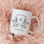 Elegantes florales Wappen | Monogramm und Name Kaffeetasse<br><div class="desc">Diese hübsche Tasse besticht durch ein elegantes Wappen mit schwarzblühenden Blumen,  mit Ihrem Monogramm in moderner Schriftzeichen und Ihrem Namen im klassischen Text.</div>