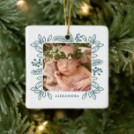Elegantes Foliage Frame Erstes Aquamarines Foto Keramikornament<br><div class="desc">Dieses hübsche erste Weihnachtsschmuck mit hübschem Blattwerk und Kiefernrahmen in aquamarin blauem Grün umgibt Ihr Foto. Auf der Vorderseite befindet sich eine Textvorlage für den Namen eines Babys, und auf der Rückseite befinden sich weitere Vorlagen für die weitere Personalisierung. Erstellen Sie einen wertvollen Schatz für die kommenden Jahre! Für Design-...</div>