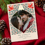 Elegantes Folk Art Kardinal Weihnachten Foliage Fo Folien Feiertagskarte<br><div class="desc">Mit dieser atemberaubenden Weihnachtskarte mit echter Goldfolie lassen Sie Ihren Urlaub fröhlich werden! Zeigen Sie Ihr Foto in einem Zierrahmen, umgeben von festlichen Blätter, Beeren und zauberhaften roten Kardinälen. Es ist eine schöne Art, Liebe und Freude in dieser Saison zu teilen. Das Platzhalterbild wird von Unsplash bereitgestellt und ist NICHT...</div>
