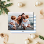Elegantes Foto Beach Weihnachten<br><div class="desc">Feiern Sie mit unserer eleganten Foto Beach Weihnachtskarte den Zauber der Saison! Diese atemberaubende Karte verbindet die Schönheit der Strandeleganz mit der Wärme der familiären Liebe und schafft so einen perfekten Weg, Ihre Urlaubswünsche zu erfüllen. Design Features: Chic Beach Ästhetik: Mit einem wunderschön gestalteten "Seas & Greetings"-Design, erfasst diese Karte...</div>