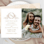 Elegantes Foto Beige Creme Monogram Wedding Save The Date<br><div class="desc">Ankündigen Sie Ihr Hochzeitstag mit dieser markanten Hochzeit speichern Sie die Dattelkarte mit zwei Sektionen auf der Vorderseite, zu den verlassen exquisiten handgezeichneten botanischen Monogramm elegant eingerahmten Paaren Initialen in Beige-Tönen mit Ihren Namen und Hochzeitstermin und Standort Details und auf der rechten Seite mit Abschnitt für Ihr Foto. Zurück mit...</div>