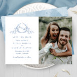 Elegantes Foto Blue Monogram Wedding Save the Date<br><div class="desc">Ankündigen Sie Ihr Hochzeitstag mit dieser markanten Hochzeit speichern Sie die Dattelkarte mit zwei Sektionen auf der Vorderseite, zu den verlassen exquisiten handgezeichneten botanischen Monogramm elegant eingerahmten Paare Initialen in blauen Tönen mit Ihren Namen und Hochzeitstermin und Standort Details und auf der rechten Seite mit Abschnitt für Ihr Foto. Zurück...</div>