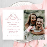 Elegantes Foto Blush Pink Monogram Wedding Save The Date<br><div class="desc">Ankündigen Sie Ihr Hochzeitstag mit dieser markanten Hochzeit speichern Sie die Dattelkarte mit zwei Sektionen auf der Vorderseite, zu den verlassen exquisiten handgezeichneten botanischen Monogramm elegant eingerahmten Paaren Initialen in rot rosa Farben mit Ihren Namen und Eheretermine und Location Details und rechts mit Abschnitt für Ihr Foto. Zurück mit zarter...</div>