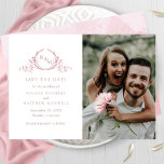 Elegantes Foto Dusty Rose Monogram Wedding Save The Date<br><div class="desc">Ankündigen Sie Ihr Hochzeitstag mit dieser markanten Hochzeit speichern Sie die Dattelkarte mit zwei Sektionen auf der Vorderseite, zu den verlassen exquisiten handgezeichneten botanischen Monogramm elegant eingerahmten Paare Initialen in staubigen Rose mit Ihren Namen und Eheretermine und Location Details und rechts mit Abschnitt für Ihr Foto. Zurück mit zartem Aquarellspülen...</div>