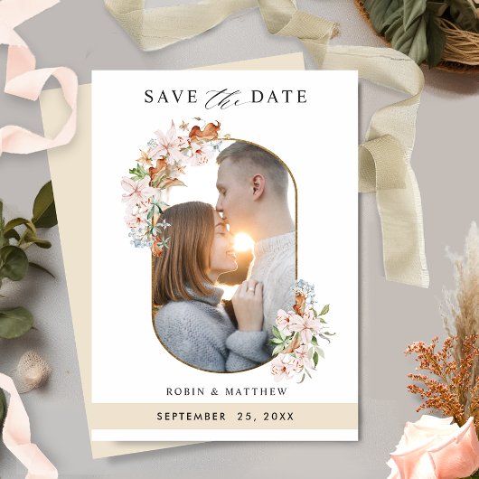 Elegantes Foto erthy Blooms mit Beige Wedding Save The Date