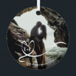 Elegantes Foto Flitterwochen Erinnerungen halten Ornament Aus Metall<br><div class="desc">Dieser wunderschöne Flitterwochengeweih wird ein großartiges Geschenk für einen Ehemann, eine Ehefrau oder einen Jungvermählten machen. Fügen Sie einfach ein Foto des Paares hinzu, vorzugsweise auf einem dunklen Hintergrund. Dieses Ornament ist vollständig anpassbar, sodass Sie die Initialen ändern können und Ihre Veranstaltung, Ort und Datum sowie jeden benutzerdefinierten Text hinzufügen...</div>