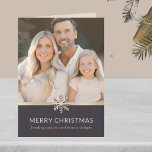 Elegantes Foto Frohe Weihnachtskarte Karte<br><div class="desc">Erhöhen Sie Ihre Urlaubsstimmung mit unserer eleganten Family Foto Frohe Weihnachtskarte. Die Vorderseite zeigt Ihr geliebtes Foto, das mit einem gebürsteten Champagner-Design geschmückt ist und eine Touch der Eleganz verleiht. Das helle Interieur besticht durch eine Schneeflocke und die herzliche Botschaft "Frohe Weihnachten", gefolgt von "Freude und festliche Freude". Im Inneren...</div>