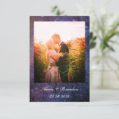Elegantes Foto Galaxy Stars Celestial Text Wedding Save The Date (Stehend Vorderseite)