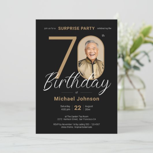 Elegantes Foto Gold Black Überraschung 70. Geburts Einladung (Stehend Vorderseite)