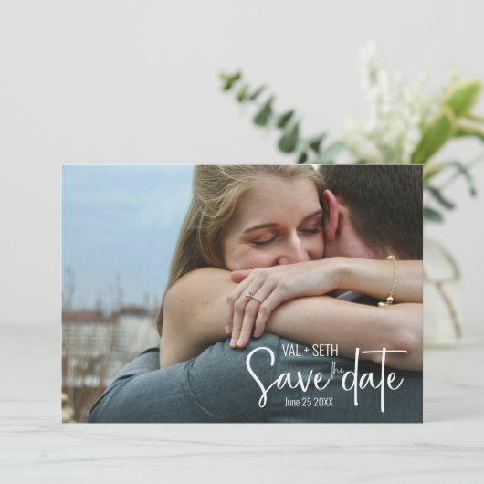 Elegantes Foto - Layout mit modernem Skript teilen Save The Date (Stehend Vorderseite)