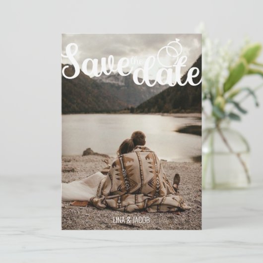 Elegantes Foto - Layout mit modernem Skript teilen Save The Date (Stehend Vorderseite)