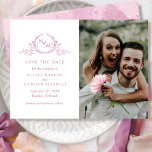 Elegantes Foto Mauve Pink Monogram Wedding Save The Date<br><div class="desc">Ankündigen Sie Ihr Hochzeitstag mit dieser markanten Hochzeit speichern Sie die Dattelkarte mit zwei Sektionen auf der Vorderseite, zu den verlassen exquisiten handgezeichneten botanischen Monogramm elegant eingerahmten Paare Initialen in mauve rosa mit Ihren Namen und Eheretermine und Location Details und rechts mit Abschnitt für Ihr Foto. Zurück mit zarten Wasserfarben-Waschbecken...</div>