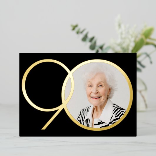 Elegantes Foto Minimalistisch Black Gold 90. Gebur Folieneinladung (Stehend vorne)