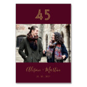 Elegantes Foto mit handgeschriebenem Burgundy Tischnummer (Vorderseite)