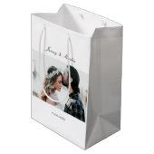 Elegantes Foto Mittlere Geschenktüte (Rückseite Schrägansicht)