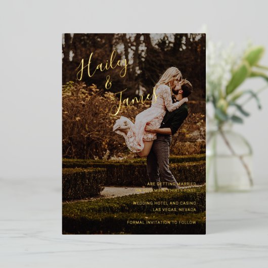 Elegantes Foto Moderne Hochzeit retten das Datum Folieneinladung (Stehend vorne)