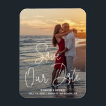 Elegantes Foto Moderne Hochzeit retten das Datum Magnet<br><div class="desc">Modernes Foto speichert den Datums-Magneten mit dem vollen blutenden vertikalen Bild mit einem Textüberlagerungswort mit den Worten "Rett Unser Datum" in einem dünnen Schriftart mit weißer Schrift. Im Folgenden sind zwei Zeilen Text für Ihre Hochzeitsdetails. Ein schlichtes und dennoch elegantes Design,  das Ihr Foto zum Hauptmerkmal macht.</div>