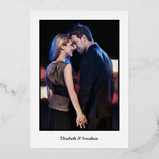 Elegantes Foto Monogram Leaf Wreath Wedding Folieneinladung (Rückseite)