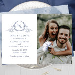 Elegantes Foto Navy Blue Monogram Wedding Save The Date<br><div class="desc">Ankündigen Sie Ihr Hochzeitstag mit dieser markanten Hochzeit speichern Sie die Dattelkarte mit zwei Sektionen auf der Vorderseite, zu den verlassen exquisiten handgezeichneten botanischen Monogramm elegant eingerahmten Paare Initialen in Marineschönen mit Ihren Namen und Eheretermine und Location Details und rechts mit Abschnitt für Ihr Foto. Zurück mit zartem Aquarellwasser in...</div>