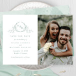Elegantes Foto Pale Green Monogram Wedding Save The Date<br><div class="desc">Ankündigen Sie Ihr Hochzeitstag mit dieser markanten Hochzeit speichern Sie die Dattelkarte mit zwei Sektionen auf der Vorderseite, zu den verlassen exquisiten handgezeichneten botanischen Monogramm elegant eingerahmten Paare Initialen in hellgrünen Farbtönen mit Ihren Namen und Hochzeitstermin und Standort Details und auf der rechten Seite mit Abschnitt für Ihr Foto. Zurück...</div>