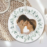 Elegantes Foto Personalisiert Eukalyptus Wedding Schlüsselanhänger<br><div class="desc">Fügen Sie die Touch zum Abschluss Ihrer Hochzeit mit diesem maßgeschneiderten Foto eucalyptus botanischen Grün Hochzeit Schlüsselanhänger. Perfekt als Gastgeschenke Hochzeit für alle Ihre Gäste . Passen Sie diese Gastgeschenke Hochzeiten mit Ihrem Lieblings-Hochzeitsfest-Foto, neuvermähltem Foto an und personalisieren Sie mit Name und Datum. In unserer Hochzeitskollektion finden Sie passende Gastgeschenke...</div>