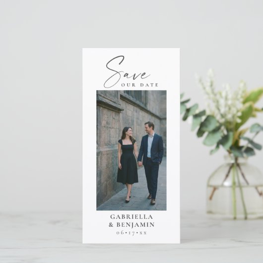 Elegantes Foto-QR-Code-Script Hochzeit Tall White Save The Date (Stehend Vorderseite)