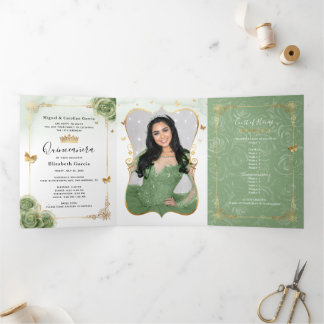 Elegantes Foto Spanische Sage Green Gold Quinceane Dreifach Gefaltete Einladung