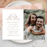 Elegantes Foto Terracotta Monogram Wedding Save The Date<br><div class="desc">Ankündigen Sie Ihr Hochzeitstag mit dieser markanten Hochzeit speichern Sie die Dattelkarte mit zwei Sektionen auf der Vorderseite, zu den verlassen exquisiten handgezeichneten botanischen Monogramm elegant eingerahmten Paare Initialen in Terracotta Rostfarben mit Ihren Namen und Hochzeitstermin und Standort Details und rechts mit Abschnitt für Ihr Foto. Zurück mit zarter Aquarellwäsche...</div>