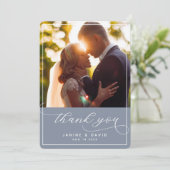 Elegantes Foto von Hand Lettered Dusty Blue Weddin Dankeskarte (Stehend Vorderseite)