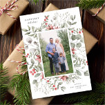 Elegantes Foto Weißer Winter Wasserfarbenwelt Feiertagskarte<br><div class="desc">Diese elegante und festliche Urlaubskarte bietet einen wunderschönen Aquarellkranz mit Heiligen, Eukalyptus und Beeren auf klassisch weißem Hintergrund. Der bearbeitbare Gruß auf der Vorderseite sagt "Glücklichste Ferien". Die Rückseite der Karte ist eine festliche rote Farbe. Sie können auch ein anderes Foto und/oder einen zusätzlichen Text auf der Rückseite hinzufügen. Die...</div>