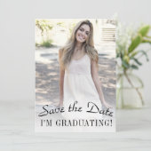 Elegantes Foto zur Minimalistischen Graduation Save The Date (Stehend Vorderseite)