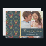 Elegantes fröhliches Weihnachts-Foto Feiertagskarte<br><div class="desc">Ein elegantes,  goldfarbenes und tiefblaues Damast-Muster im Hintergrund,  mit Ihrem Lieblingsmuster und einem niedlichen Kranz als Illustration. Geschrieben "Frohe Weihnachten" in goldenen Briefen.</div>