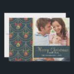 Elegantes fröhliches Weihnachts-Foto Feiertagskarte<br><div class="desc">Ein elegantes,  goldfarbenes und tiefblaues Damast-Muster im Hintergrund,  mit Ihrem Lieblingsmuster und einem niedlichen Kranz als Illustration. Geschrieben "Frohe Weihnachten" in goldenen Briefen.</div>