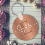 Elegantes, gebürstetes Kupfer-Metall, Girly Mit Mo Schlüsselanhänger<br><div class="desc">Tragen Sie Ihre Eleganz mit unserem Mit Monogramm Schlüsselanhänger aus Edelmetall aus gebürstetem Kupfer. Dieser schicke und individuell gestaltbare Schlüsselanhänger besticht durch ein ausgeklügeltes, braunes Kupferbürstendesign, das mit einem schönen gürtelförmigen Monogramm geschmückt ist. Erhöhen Sie Ihre Alltagsessenzen und fügen Sie Ihren Schlüssel oder Zubehör eine Touch Glamour hinzu. Ob als...</div>