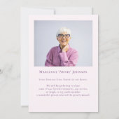 Elegantes Gedächtnis Rosa Blumenfeier Einladung (Rückseite)