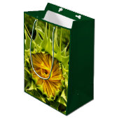 Elegantes Gelbblume-Foto Mittlere Geschenktüte (Vorderseite Schrägansicht)