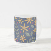 Elegantes gelbes Blumenmuster auf blau Mattglastasse (VorderseiteRechts)