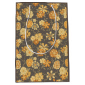 Elegantes, gelbes, braunes Muster Mittlere Geschenktüte (Vorderseite)