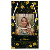 Elegantes Gelbes Buttercup Blume Foto Geburtstag Kleine Geschenktüte (Rückseite)